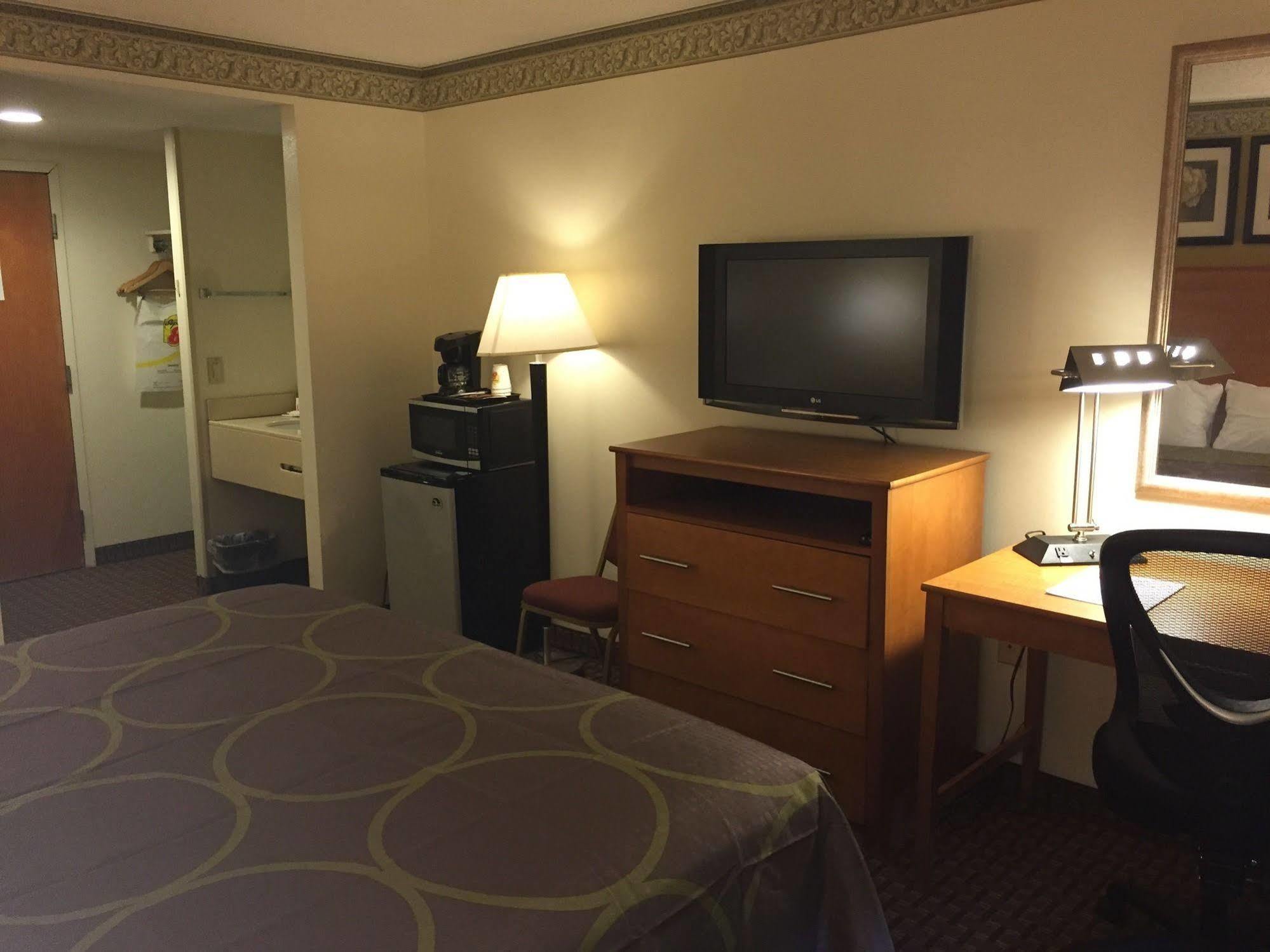 Super 8 By Wyndham Allentown Exterior photo
